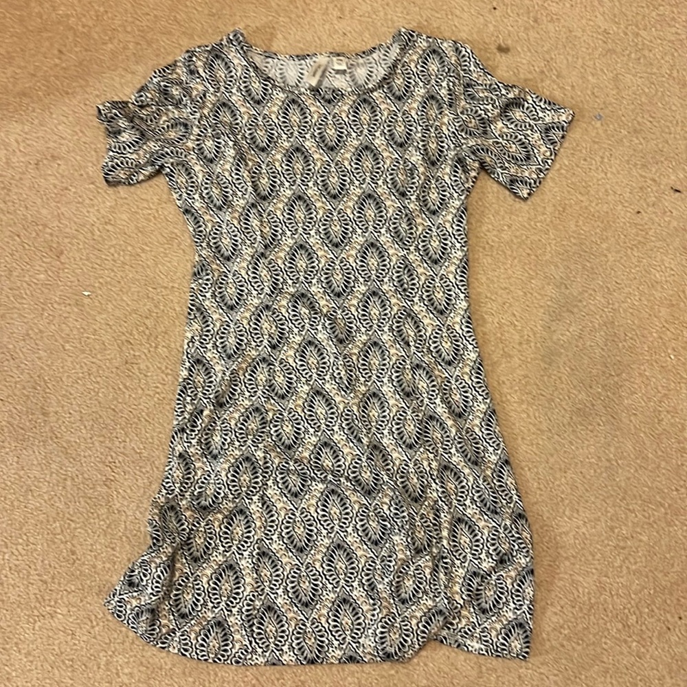 This is a petite medium women’s summer Dress brand Tacera